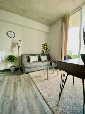 Cozy & Modern - Near the Airport
